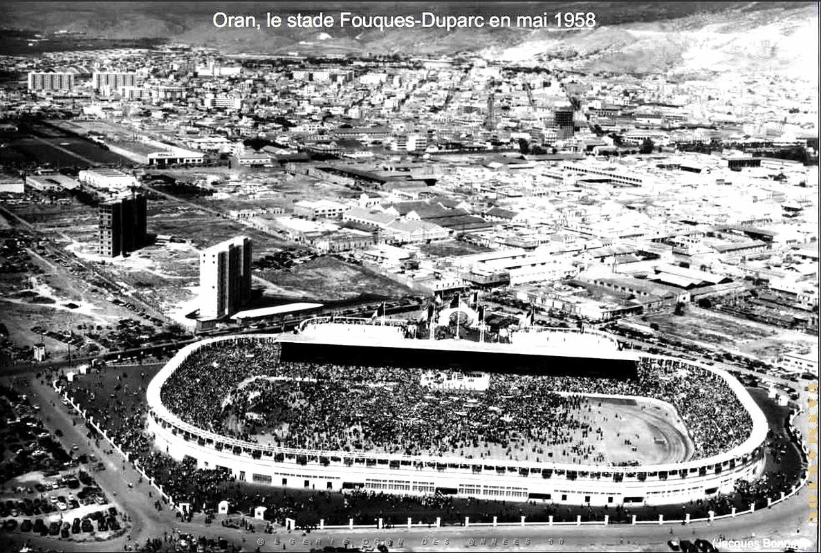 Oran - Stade Fouques-Duparc - Vue aerienne par Jacques Bonneu - Mai 1958.jpg